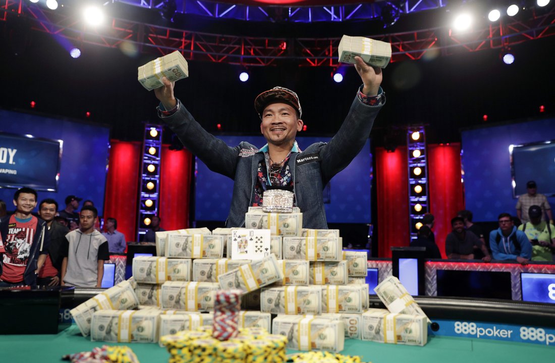 Qui Nguyen poses for photographers after winning the World Series of Poker Main Event, Wednesday, Nov. 2, 2016, in Las Vegas.