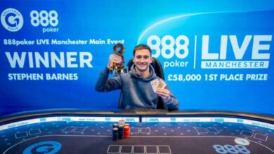 Stephen Barnes sosteniendo su trofeo y sus cartas ganadoras