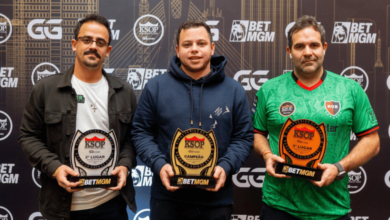 Cristian con su nuevo trofeo - Foto Mundo Poker
