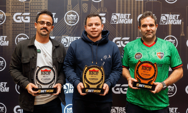 Cristian con su nuevo trofeo - Foto Mundo Poker