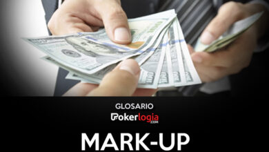 Se muestran unas manos entregando billetes recién contados con la leyenda "mark-up"
