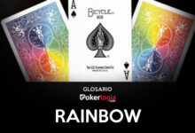 Una as de picas y dos cartas dadas vuelta con motivo de arcoíris con el título "rainbow"