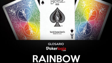 Una as de picas y dos cartas dadas vuelta con motivo de arcoíris con el título "rainbow"