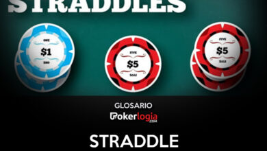 Fichas de 1 y 5 dólares apiladas sobre la mesa la leyenda reza "straddle"