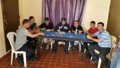 La Mano del Muerto: Hombre juega al Poker en su Propio Funeral