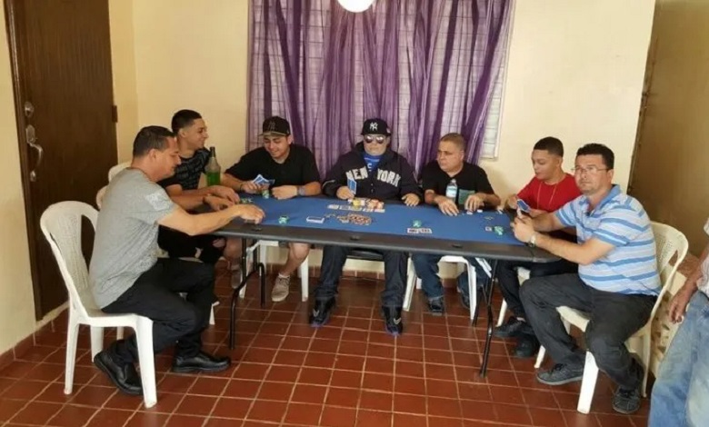 La Mano del Muerto: Hombre juega al Poker en su Propio Funeral
