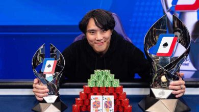 Jerald Sam sosteniendo sus copas con su mano ganadora colocada en frente suyo