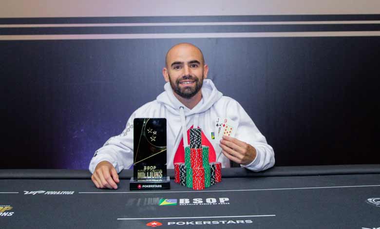 Joaquin Pacha feliz con su trofeo y montón de fichas