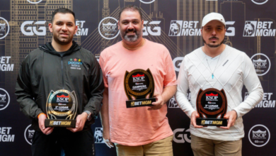 Mariano con su nuevo trofeo - Foto: Mundo Poker
