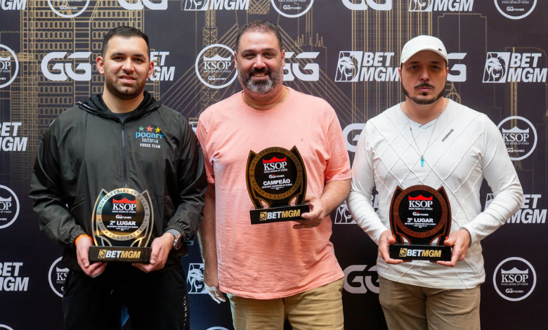 Mariano con su nuevo trofeo - Foto: Mundo Poker