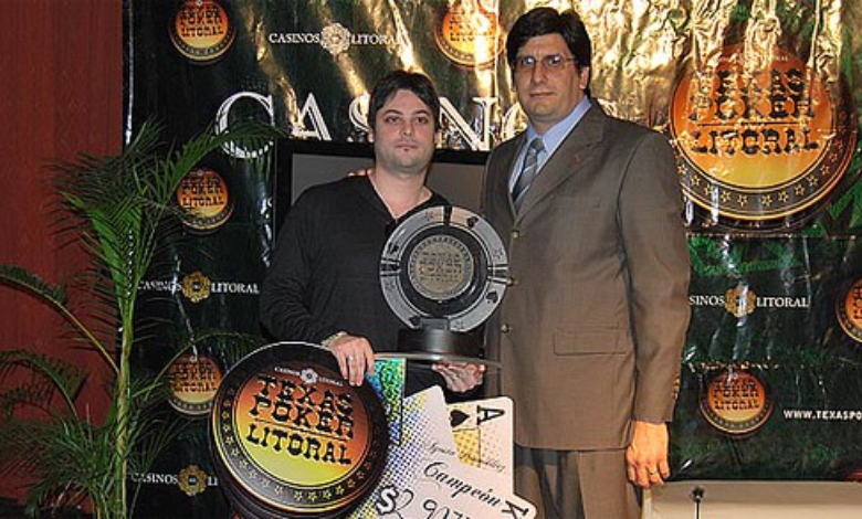 Matias Ruzzi recibiendo el premio en casinos del litoral en 2010.