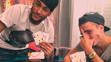 Neymar juega al poker con una mesa especial ¿Una señal?