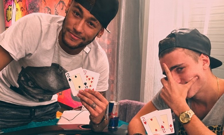 Neymar juega al poker con una mesa especial ¿Una señal?