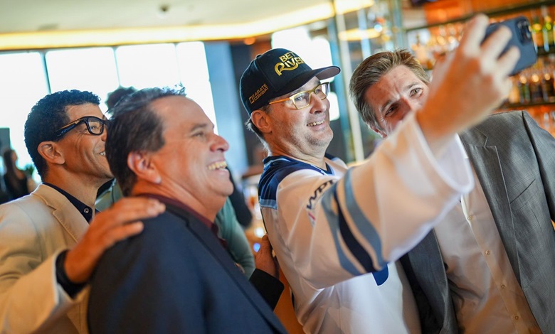 Phil Hellmuth y Adam Pliska en el One Drop en Resorts World Las Vegas