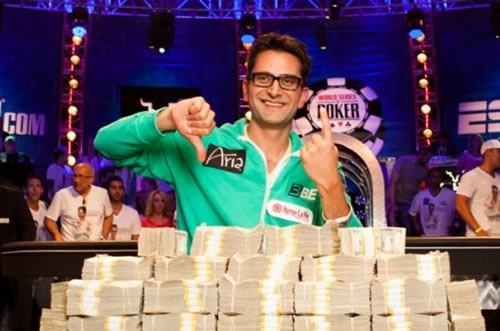 Antonio esfandiari sonriendo frente a su montón de dinero