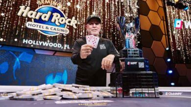 Art Peacock sosteniendo sus cartas ganadoras