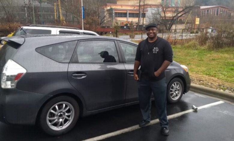 Entrevista con Carlos Welch, que vive en un auto y ganó un brazalete Carlos Welch