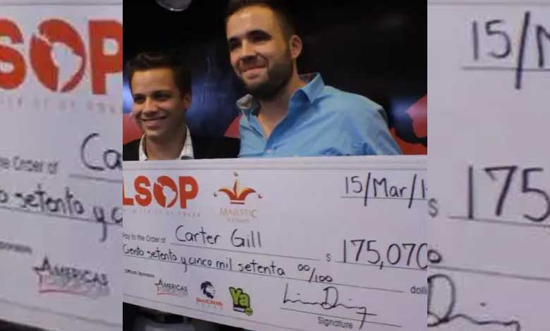 Carter Gill con su cheque de ganador