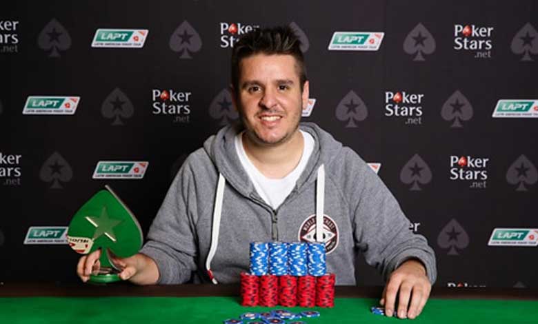 José Lesta con su trofeo y stack