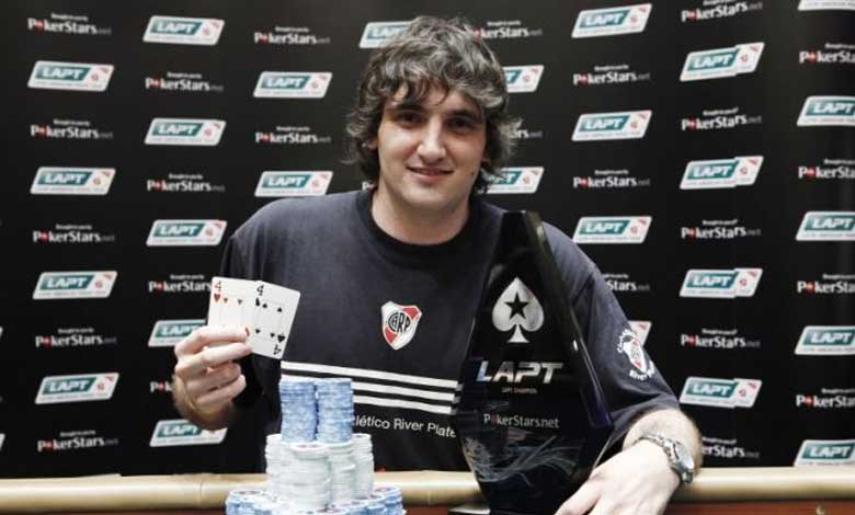 Julian Menendez con sus cartas