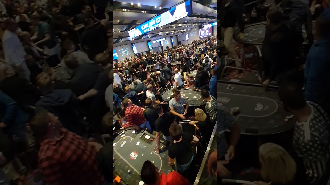 Muchedumbre acalorada en el poker room