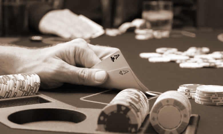 Con cartas premium AA y KK: Sube, sube y resube par de ases par de reyes