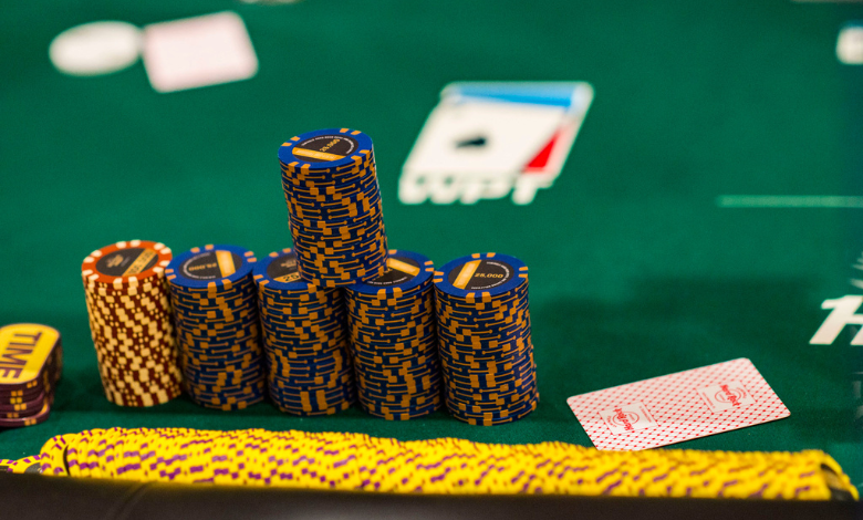 Estrategia: Prestando atención a las acciones de tus rivales en la mesa prestando atención