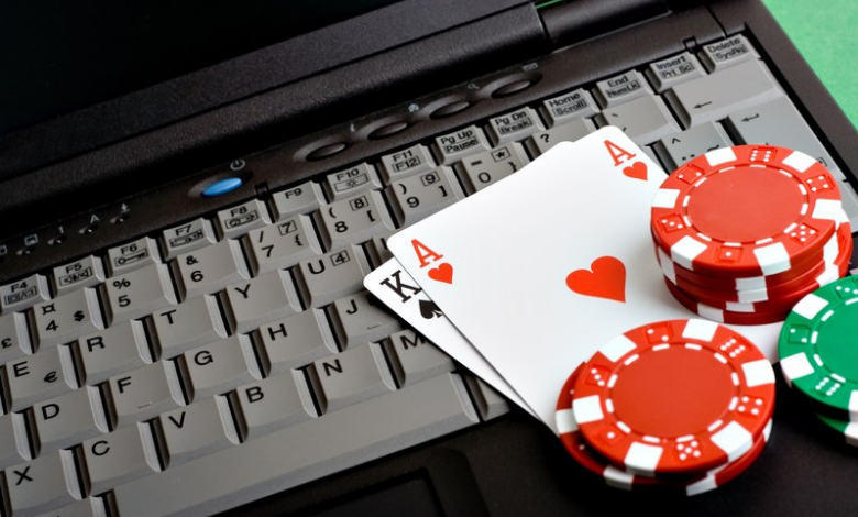 Récords: Se viene el torneo más caro del poker online cartas y fichas sobre un teclado