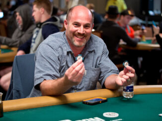 una-ficha-y-una-silla-WSOP
